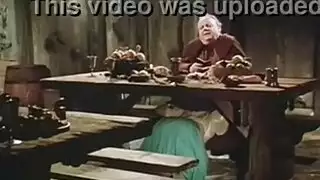 مص قضيب على المكتب: استخراج حيوان عجوز حتى القذف في حلقها