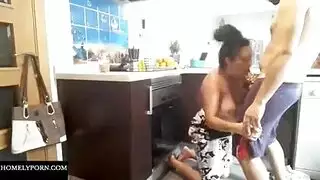 فيلم منزلي للزوجين: مص حميمي وجنس نشيط