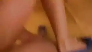 قضيبان يحطمان مؤخرة الشقراء فينيكس ماري في ثلاثي إباحي