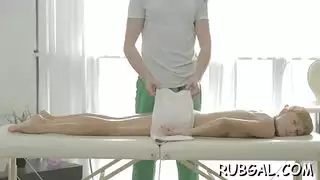 خبيرة الجنس الفموي تعطي وتتلقى متعة شديدة