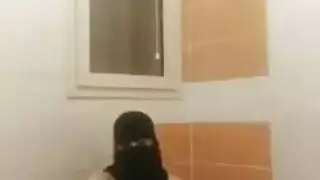إباحية عربية: نساء محجبات مثيرة تتوسل لقضيب عميق
