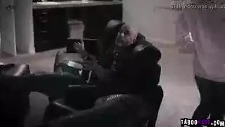  خيال زوجة الأب: مشاهدة قضيب زوجها يدمر فرج المراهقة