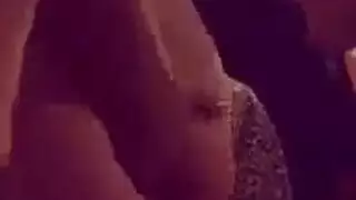 مهبلها يندفق: يدي العاشق السعودي الماهرتين تسببان نضجة ملحمية