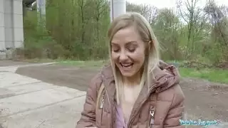 عاهرة مكشوفة تُنكح في كلا الثقبين في الشارع