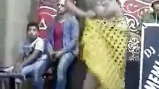 راقصة مصرية ساخنة تفتح ساقيها – مشهد صريح كامل