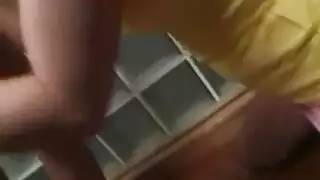 أشقراء يابانية نارية تمص بعمق وتركب كفتاة بقر