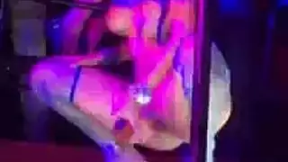 المدير التنفيذي الفاسد يمارس الجنس بقوة مع موظفته الجديدة في غرفة التخزين