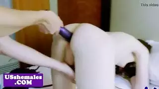 شيميل تنيك فرج شقراء مبلول في مشهد صريح xxx