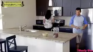 بلع اللبن بشراهه