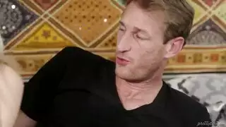 أبي متسلل يشم سروال مراهقة، يكافأ بكسها الضيق المبلل