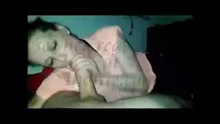 أمي الزوجة تعلم ابنتها الممتلئة كيف تركب قضيباً قاسياً