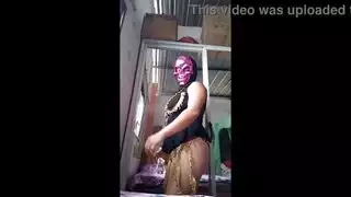 إباحية عربية غريبة: سمراء مقنعة ترقص ثم تأخذ قضيبًا كبيرًا بعمق