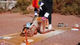 نسيت التوابل، لذا ناكتُ ديك الديك الرومي الكبير بكسري الضيق