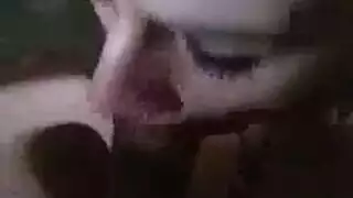 الفتاة الروسية العاهرة تتعرض لخبط على الأريكة وتتكيف من المتعة أثناء النشوة الجنسية