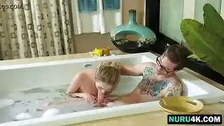 الثدي الطبيعية حدب ممتلئة الجسم