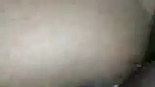 ضربات وجنس من الخلف يحولان الفتاة ذات الفراء المشعر إلى فوضى من الأنين