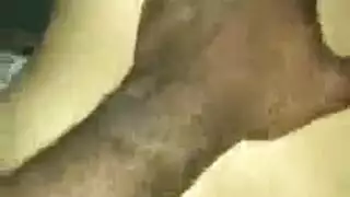 فتاة الصديق تأخذ القضبان السوداء