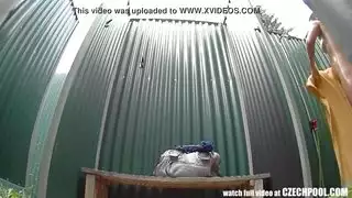 امرأة سمراء في الكعب العالي يحصل الشرج على حمام السباحة