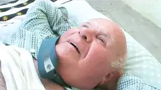 عاهرة مراهقة تركب قضيب الرجل العجوز الصلب في مشهد إباحي