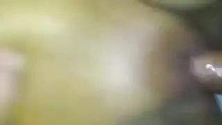 الطالبة المراهقة تكشف عن مؤخرتها الخالية من الشعر في فيلم صريح