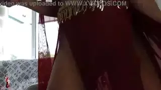 فتاة عربية مثيرة تستمني مؤخرتها الجائعة