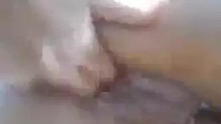 جرعة يومية من القضيب: فتاة مفلسة تخدم رواد الحي