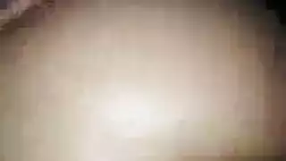 سمراء ناضجة تلتقط شاباً لطيفاً في البار لممارسة جنس ساخن في الفندق