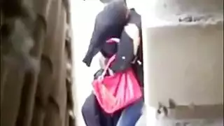 يداعبها ويبوسها