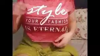 مراهق يرتدي نظارات يمارس الجنس الفموي بعنف مع بلع عميق