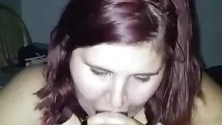 فتاة الوشم ألانا رو تمص قضيبين في مشهد إباحي صريح